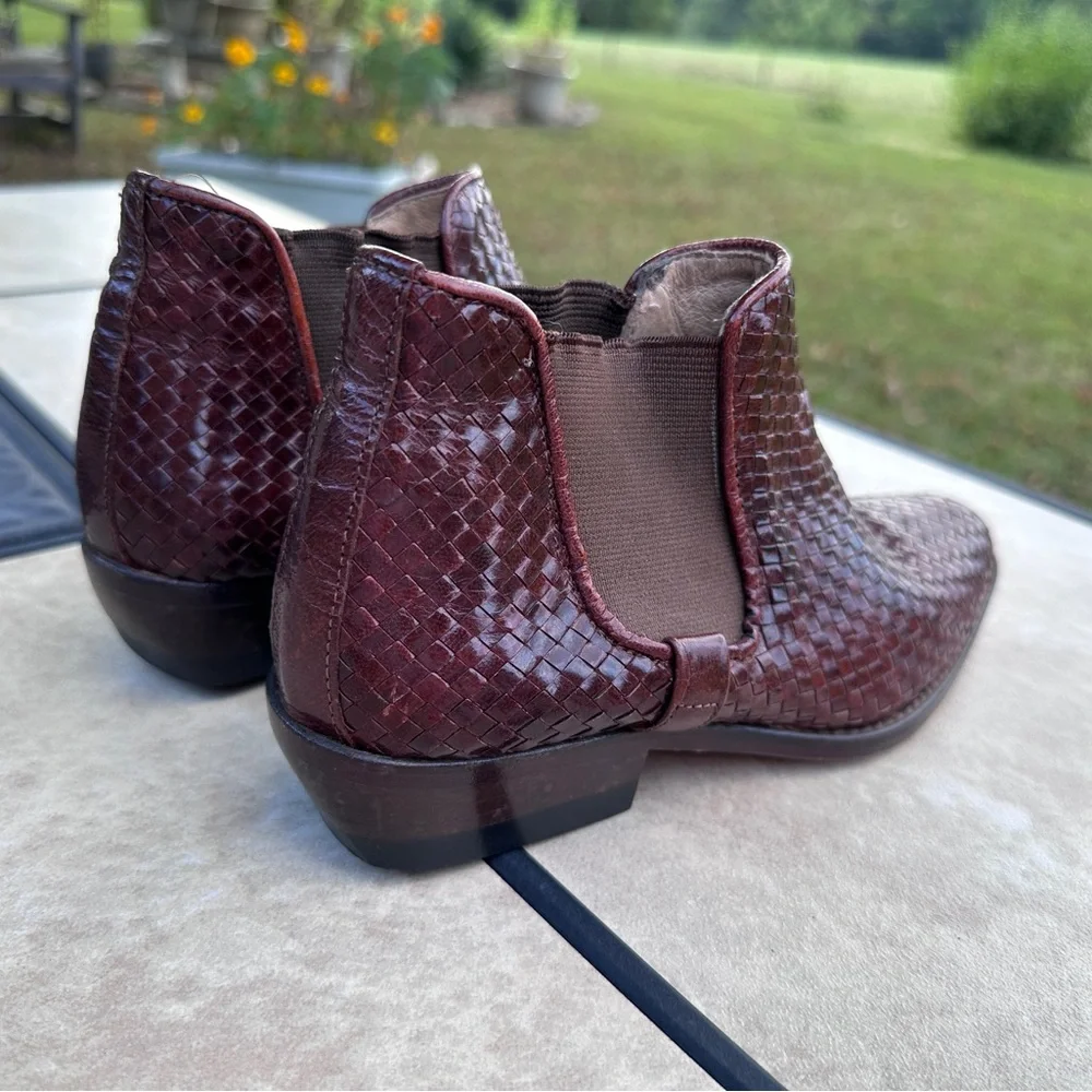 Joan & David Handcrafted brown Leather Footwear Size 6 Ladies ankle boots‎